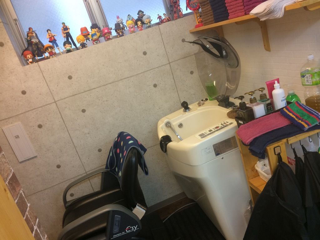 【東比恵】◆平均20:00退勤◆レッスンや撮影は一切なし！！サロンワークに集中出来る環境なんです♪カット・カラーのみご提供し、リーズナブルな料金なので多くのお客様が来店される「PEACE STYLE（ピース スタイル）」からスタイリスト（美容師・理容師）の求人☆★