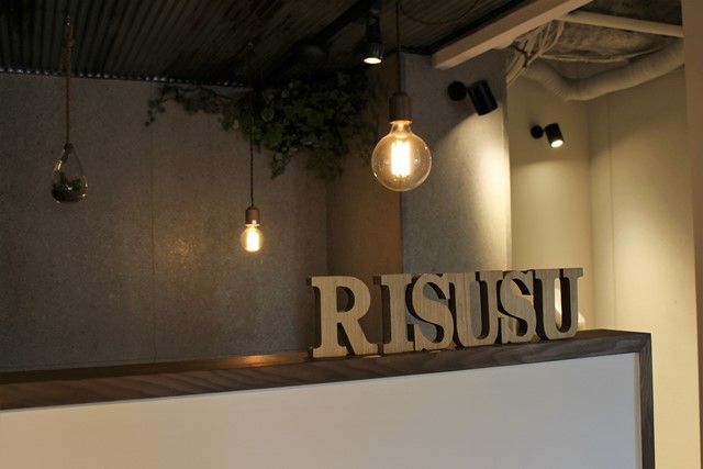 【松ノ浜】駅前すぐのプライベートヘアサロン★お客様もスタッフも「笑顔」になり、楽しく働けるサロンを目指します♪スタッフのペースに合わせたレッスンを行い、夜は遅くならないようにしていきますよ！RISUSU（リースス）からアシスタント（美容師）の求人☆★☆