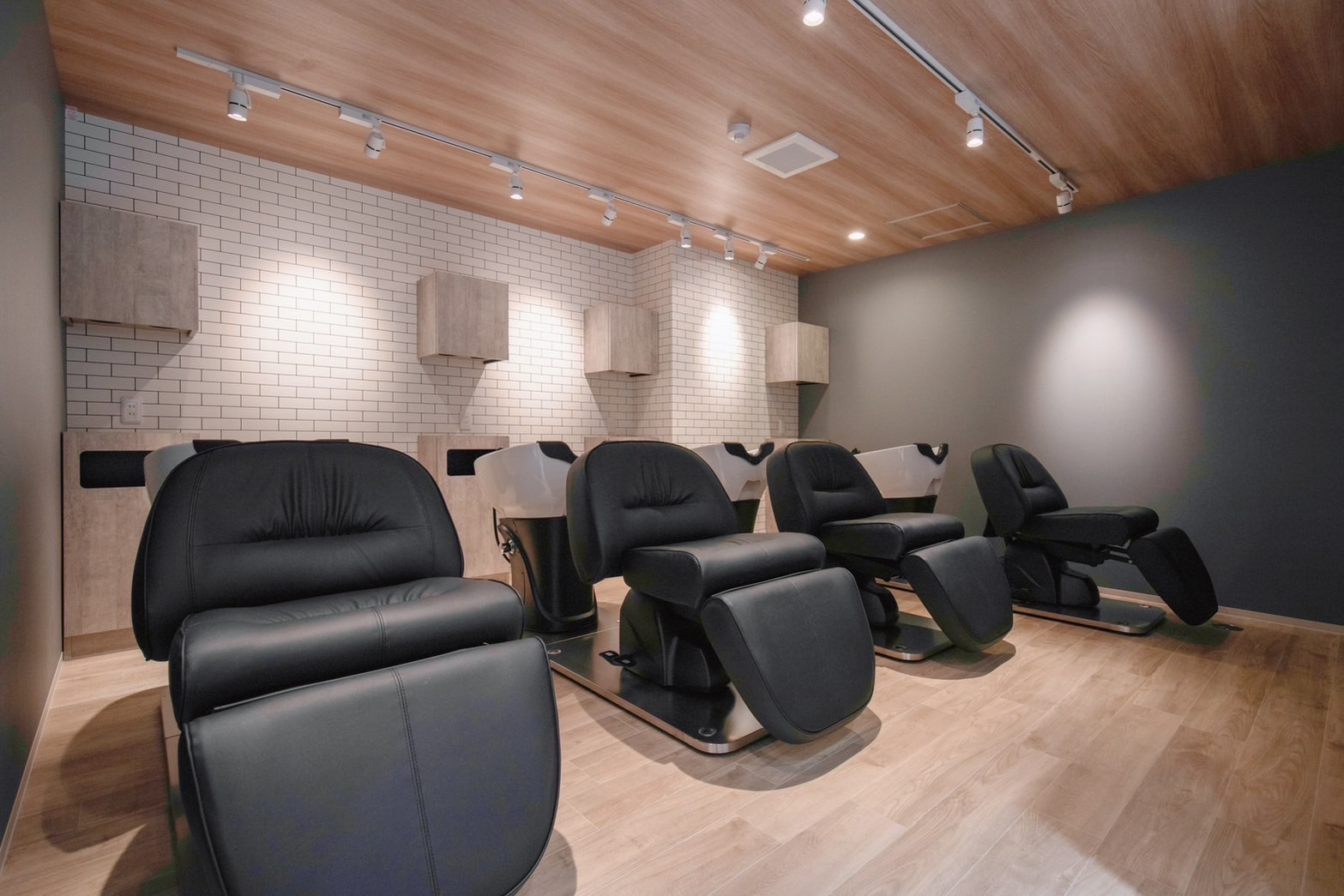 【鳳】≪月給22万円スタート≫≪月8日休み＆日曜休みOK!!≫≪スタイリストデビューまで最短1年半!!≫少人数制の駅からスグの高待遇サロン!!「Hair Make 3（ヘアーメイクスリー）」からアシスタント（美容師）の求人☆★☆