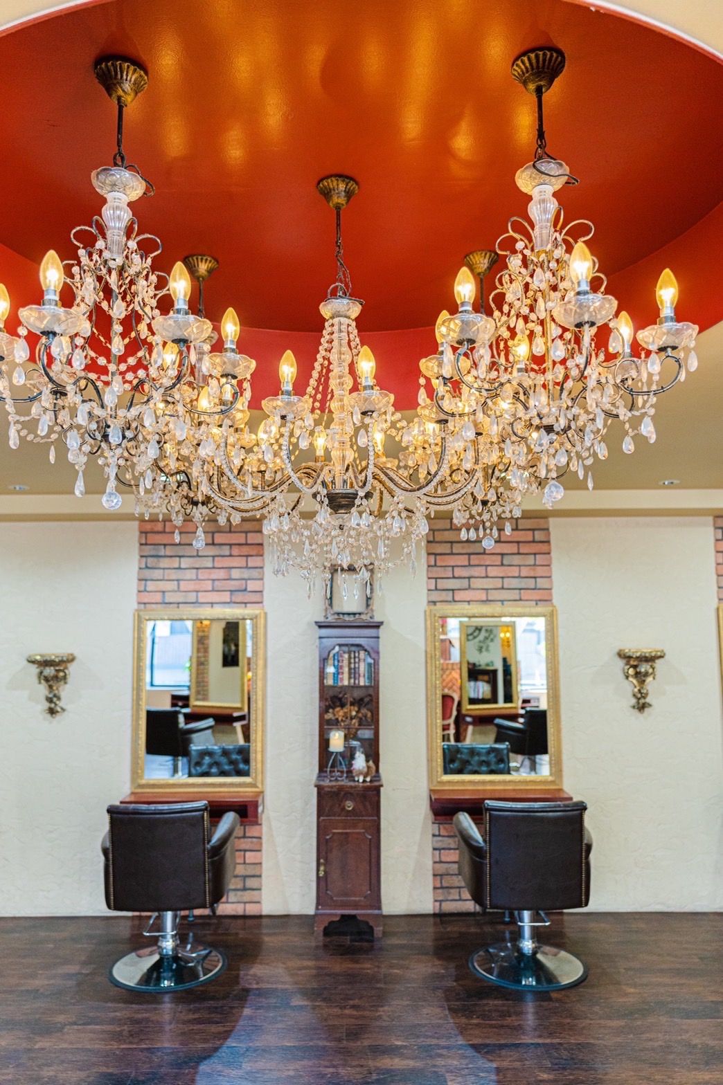 【赤坂駅】プロミュージシャンによる生演奏があり、お客様から大好評！！数多くの賞を受賞されたオーナーさんを中心にスタッフ全員でお客様の笑顔を創るヘアサロン「FAVOR（フェイバー）」からアシスタント（美容師）の求人☆★