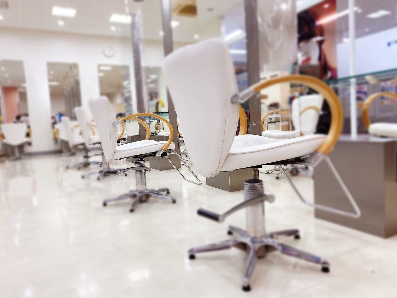 【アピタ大和郡山】≪社会保険完備≫≪完全週休2日制≫≪ママさんの応募歓迎≫≪20時までに退勤可能≫奈良県を中心に店舗展開するサロン！「PLAZA 郡山店（プラザコオリヤマテン）」からアシスタント（美容師）の求人★☆