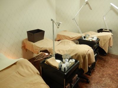 【梅田】充実した福利厚生★社会保険完備、月8休み、月給22万円〜★技術力の高い講師の方から技術が学べる環境♪”トータルビューティーサロン パリス 梅田店”からアイリスト(アイデザイナー・まつ毛エクステ)の求人☆