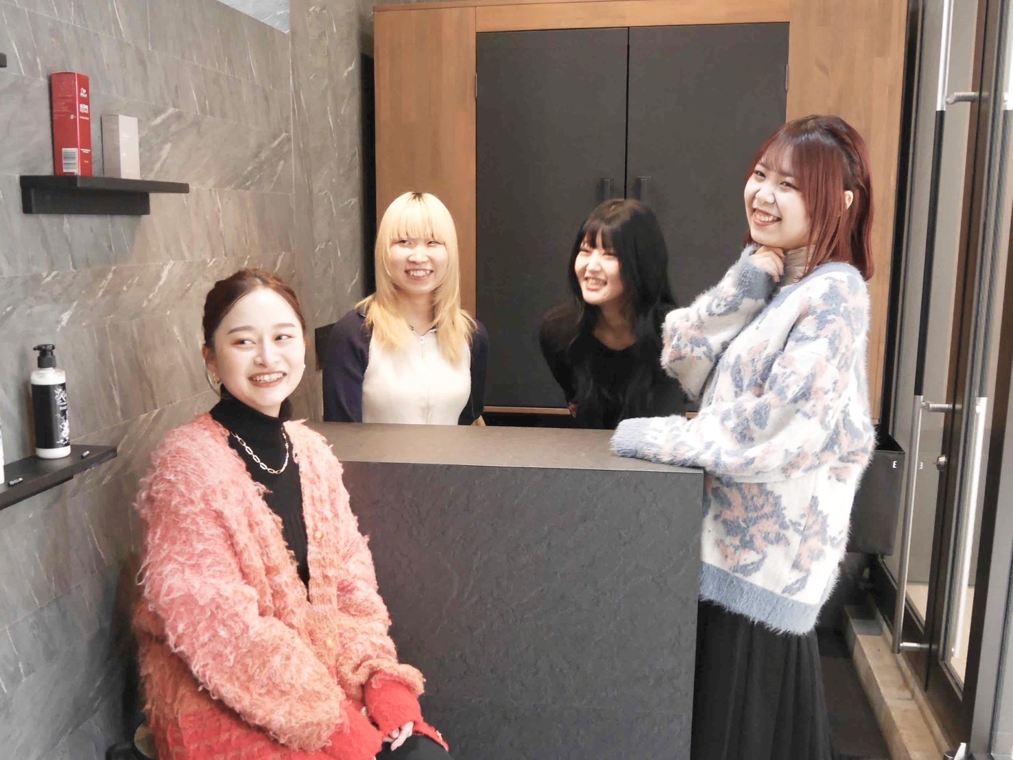 【天神】半個室【完全マンツーマンのブランドサロン】初のスタイリスト募集♪最低保証25万（ママさん20万）高単価×高リピート率×安定集客で売り上げを伸ばせる環境♪圧倒的な集客による「Day & Night（デイアンドナイト）」からスタイリスト（美容師）の求人☆★