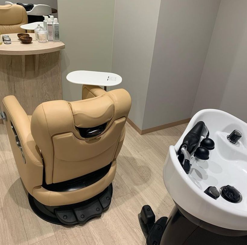 【西鉄平尾駅】≪社保完備・月給25万円～・月休8日・​産休育休制度あり・ブランクありでもOK・ゆとりをもった予約制・スタイリストオンリー≫リモート自由参加の講習！待遇だけでなく一緒に働く仲間同士、仲が良いのも魅力のひとつ！福岡エリアで店舗展開中の高条件、福利厚生充実のヘアサロン「全個室サロン muon 平尾店（ゼンコシツサロンムオンヒラオテン）」からスタイリスト（美容師）の求人☆★