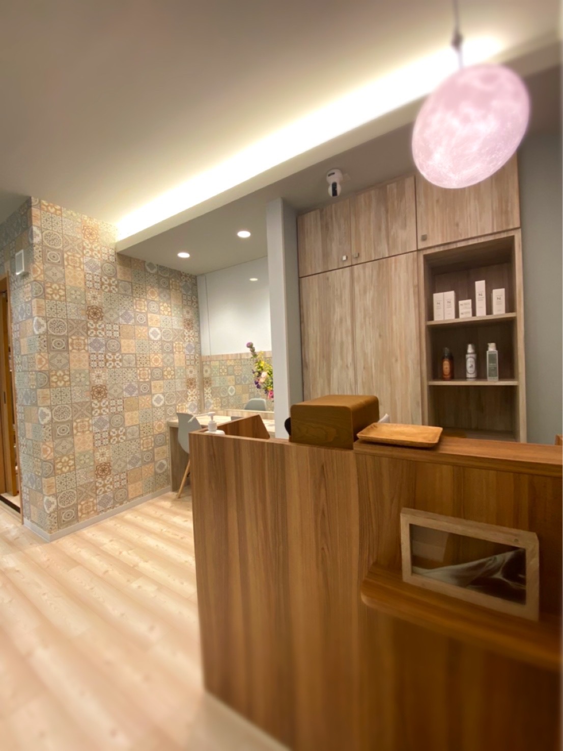 【大橋駅】≪社保完備・月給25万円～・月休8日・​産休育休制度あり・ブランクありでもOK・ゆとりをもった予約制・スタイリストオンリー≫リモート自由参加の講習！待遇だけでなく一緒に働く仲間同士、仲が良いのも魅力のひとつ！福岡エリアで店舗展開中の高条件、福利厚生充実のヘアサロン「完全個室 muon 大橋（カンゼンコシツムオンオオハシ）」からスタイリスト（美容師）の求人☆★