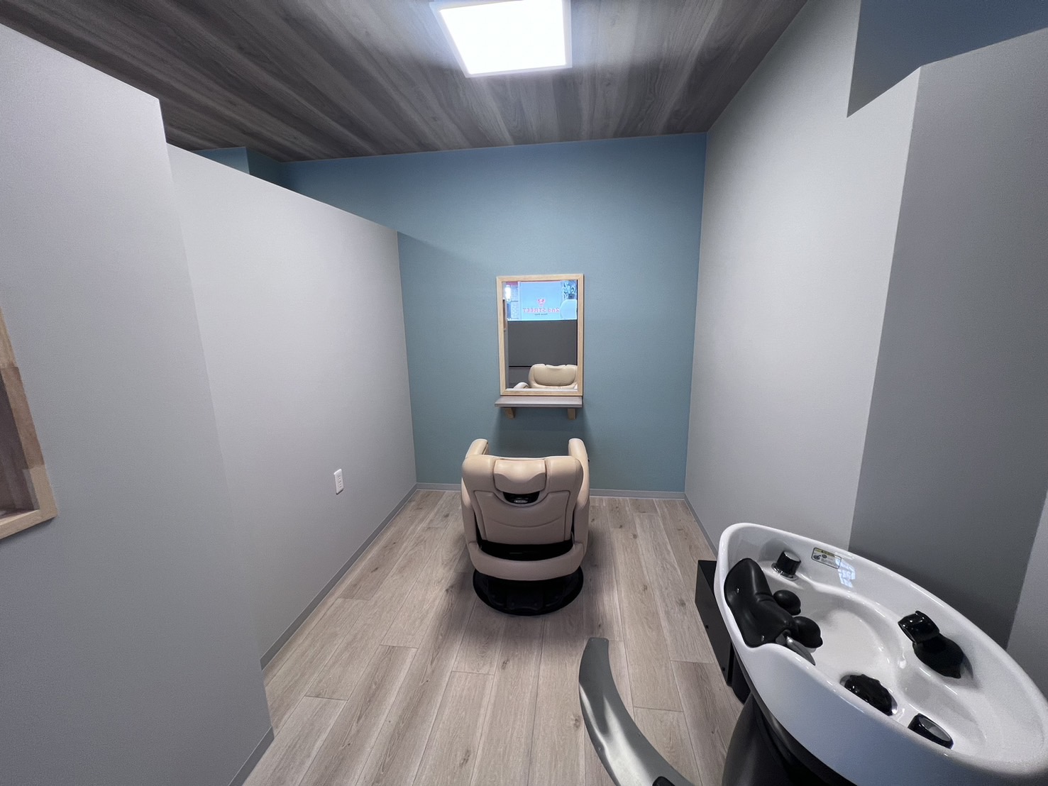 【観光通駅】≪社保完備・月給25万円～・月休8日・全室シャンプー台付個室・​産休育休制度あり・ブランクありでもOK・ゆとりをもった予約制・スタイリストオンリー≫リモート自由参加の講習！待遇だけでなく一緒に働く仲間同士、仲が良いのも魅力のひとつ！福岡エリアで店舗展開中の高条件、福利厚生充実のヘアサロン「muon 浜町店（ムオンハママチテン）」からスタイリスト（美容師）の求人☆☆