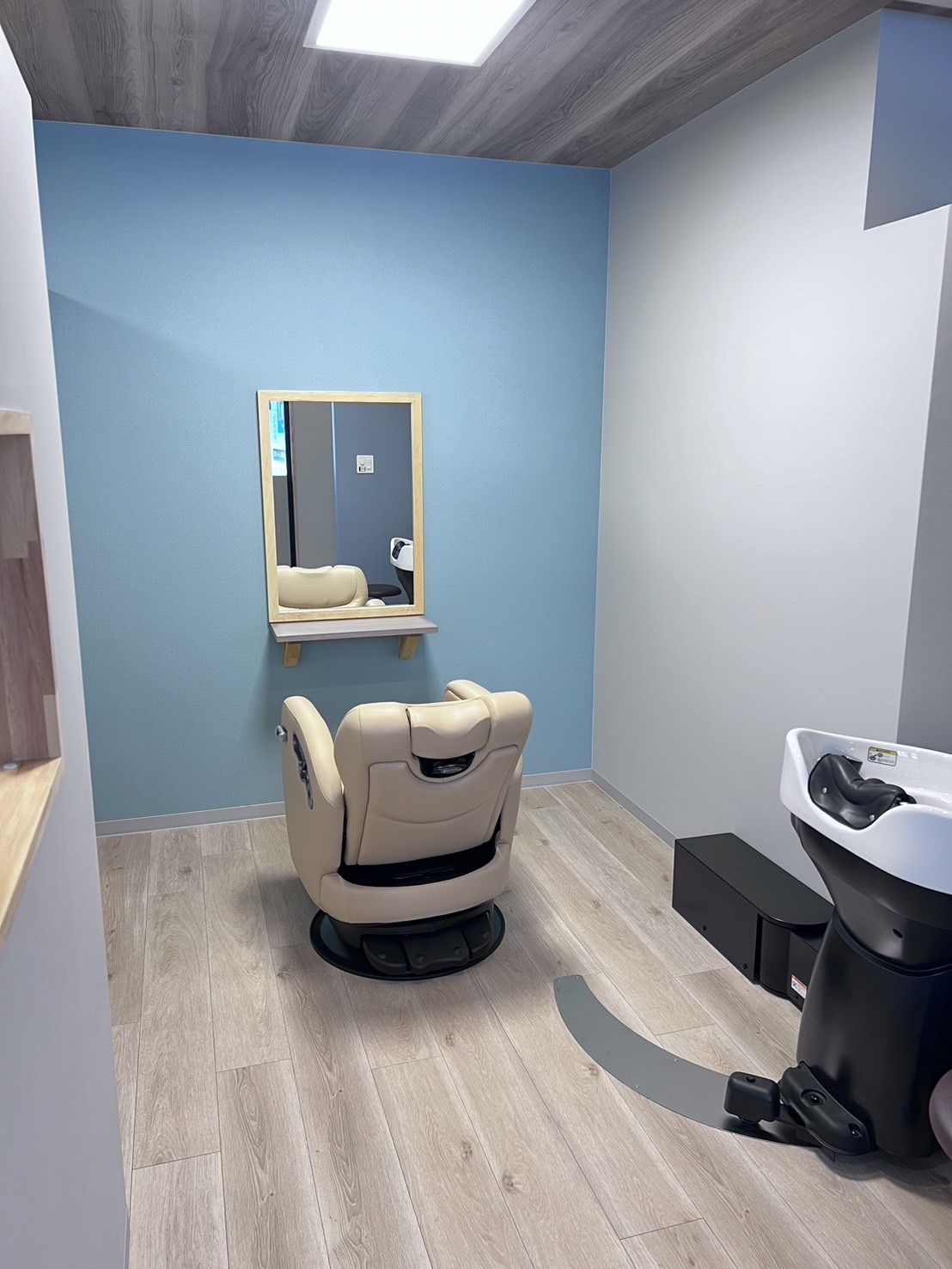 【観光通駅】≪社保完備・月給25万円～・月休8日・全室シャンプー台付個室・​産休育休制度あり・ブランクありでもOK・ゆとりをもった予約制・スタイリストオンリー≫リモート自由参加の講習！待遇だけでなく一緒に働く仲間同士、仲が良いのも魅力のひとつ！福岡エリアで店舗展開中の高条件、福利厚生充実のヘアサロン「muon 浜町店（ムオンハママチテン）」からスタイリスト（美容師）の求人☆☆