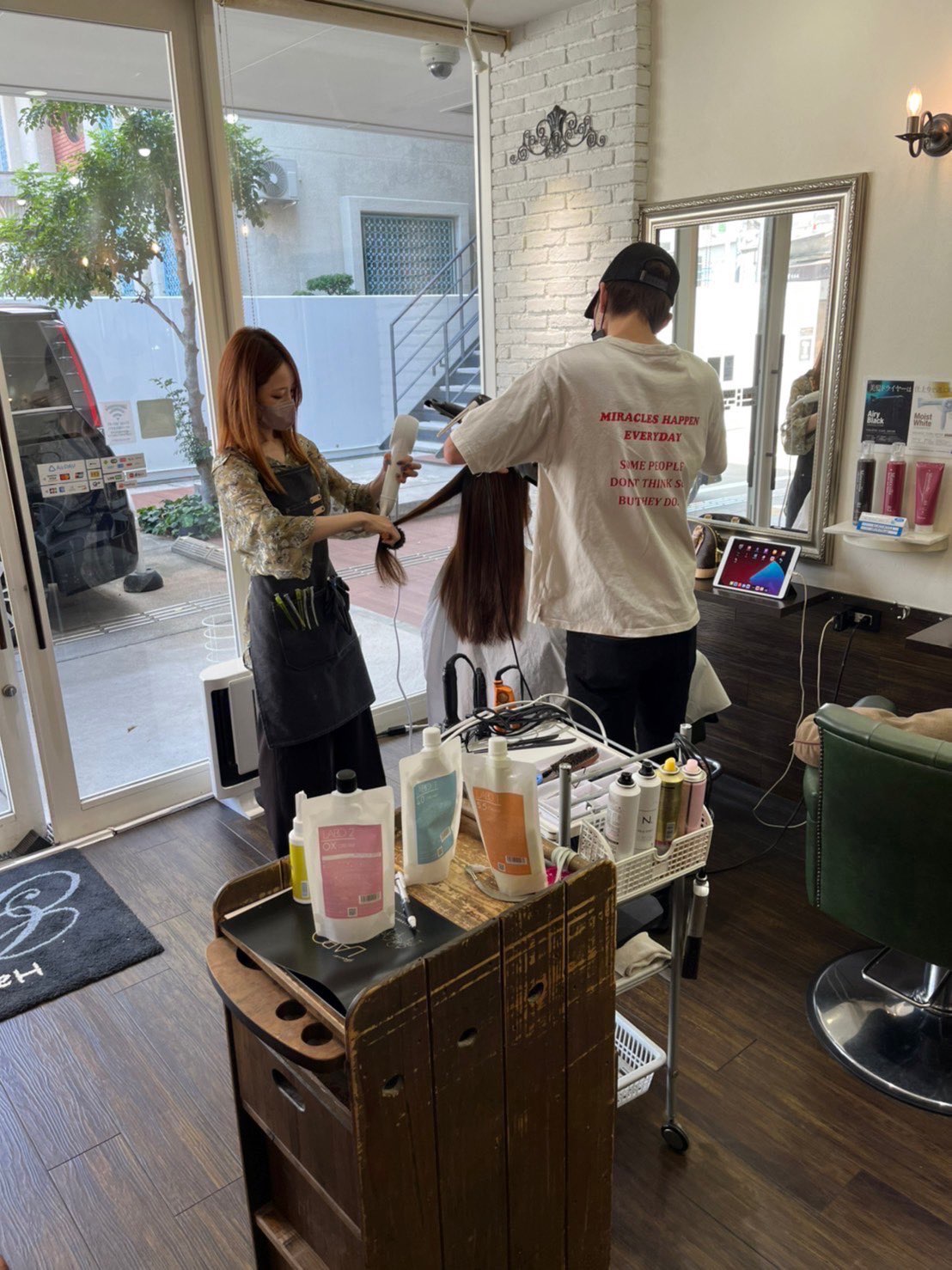 【中洲川端】≪月8日休み・社会保険完備・高還元・ブランクOK!≫12:00から営業開始なのでゆとりをもって出勤可能!!20~30代のお客様が多く人気のカラーも楽しめます。セット・エクステの技術が学べる小規模少人数のヘアサロン「Hair Gallery glass(ヘアーギャラリーグラス)」からスタイリスト(美容師)の求人☆★