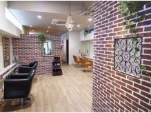 【天神】西通りからすぐの場所にあるアンティークでオシャレな美容室♪全国でも話題の薬剤を使用しお客様の美をサポートしています！！トレンドに敏感な大人女性から支持されるヘアサロン「hair design ChouChou by Yone（ヘア デザイン シュシュ バイ ヨネ）」からアシスタント（美容師）の求人☆★☆