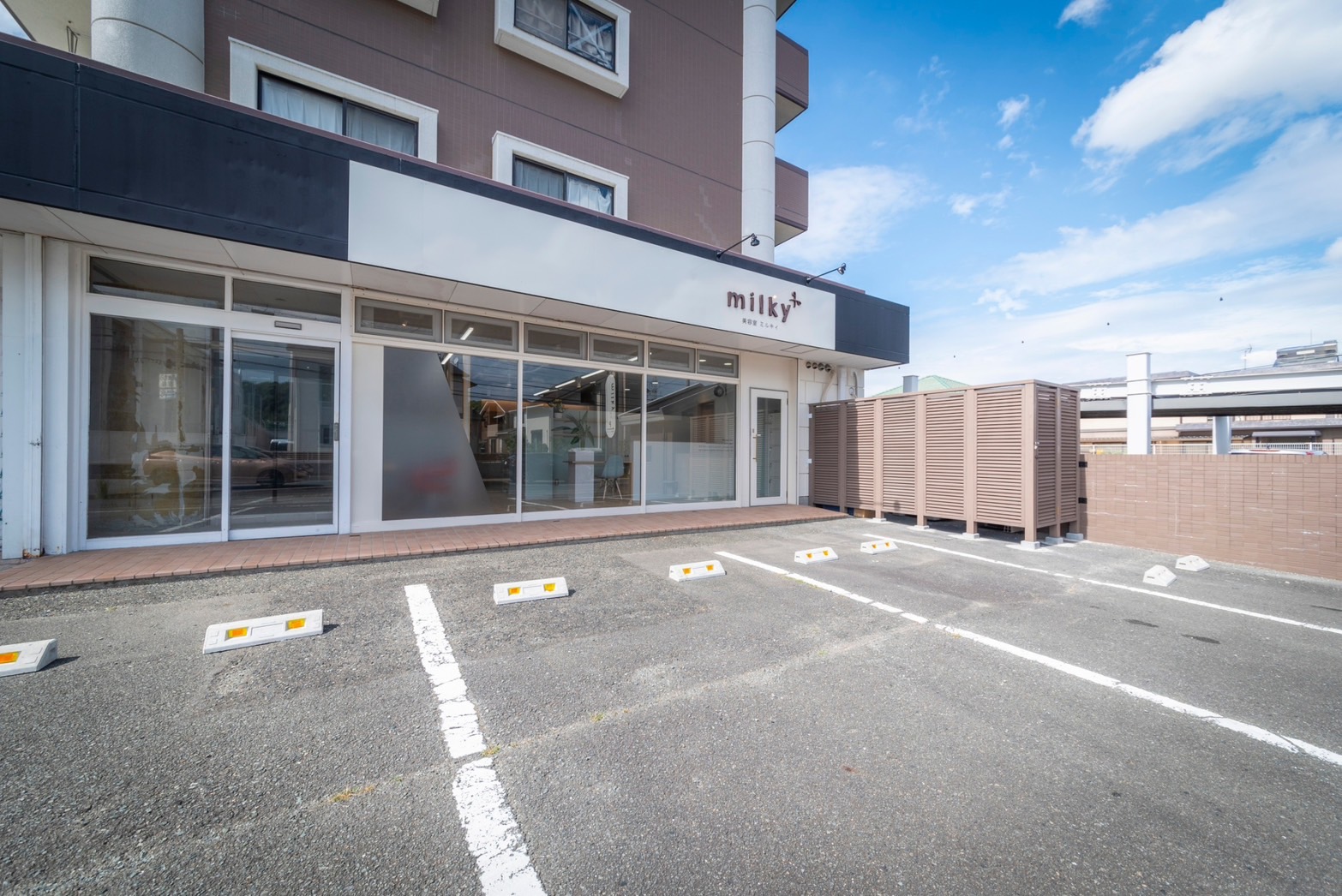 【野中町】★日曜日定休・年間休日112日〜・17:30営業終了・社会保険完備・パートアルバイトOK・月給22万円〜・時短社員あり★ママさんスタイリストも多く活躍中！お子様からご年配の方まで幅広くご来店。仕事と家庭のバランスが取りやすい！地域密着型サロン「美容室 ミルキィ  野中町店（ビヨウシツミルキィノナカマチテン）」からスタイリスト（美容師）の求人☆★☆