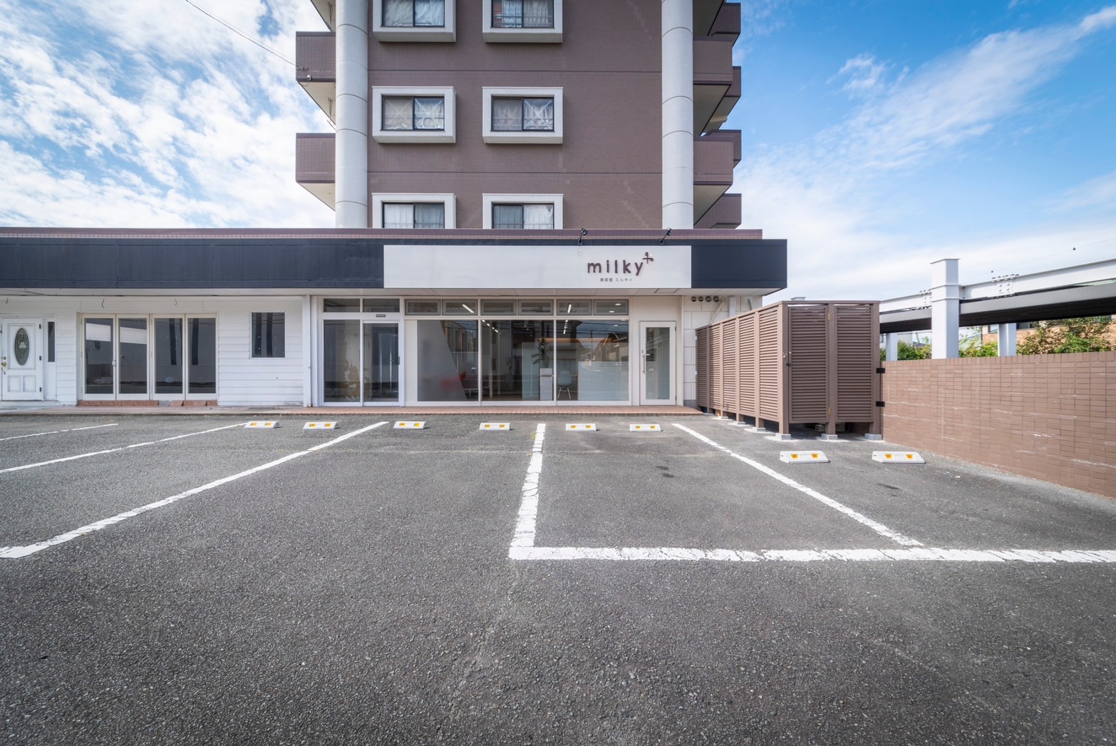 【野中町】★日曜日定休・年間休日112日〜・17:30営業終了・社会保険完備・パートアルバイトOK・月給22万円〜・時短社員あり★ママさんスタイリストも多く活躍中！お子様からご年配の方まで幅広くご来店。仕事と家庭のバランスが取りやすい！地域密着型サロン「美容室 ミルキィ  野中町店（ビヨウシツミルキィノナカマチテン）」からスタイリスト（美容師）の求人☆★☆