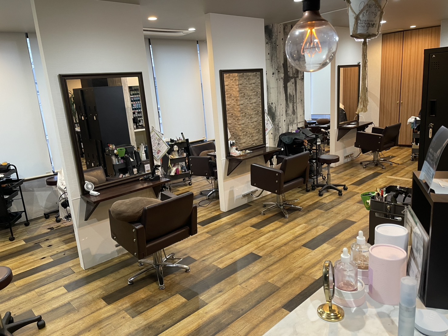 【大橋駅】徒歩1分なので駅チカでアクセス抜群・入客チャンスあり・土日お休み相談OK！！正社員・業務委託の働き方が選べます！！若い世代から大人女性まで多くのお客様が来店されるヘアサロン「HAIR DESIGNING Avance（ヘアデザイニングアヴァンセ）」いろいろなキャリアプランが目指せますよ！！スタイリスト（美容師）の求人☆★