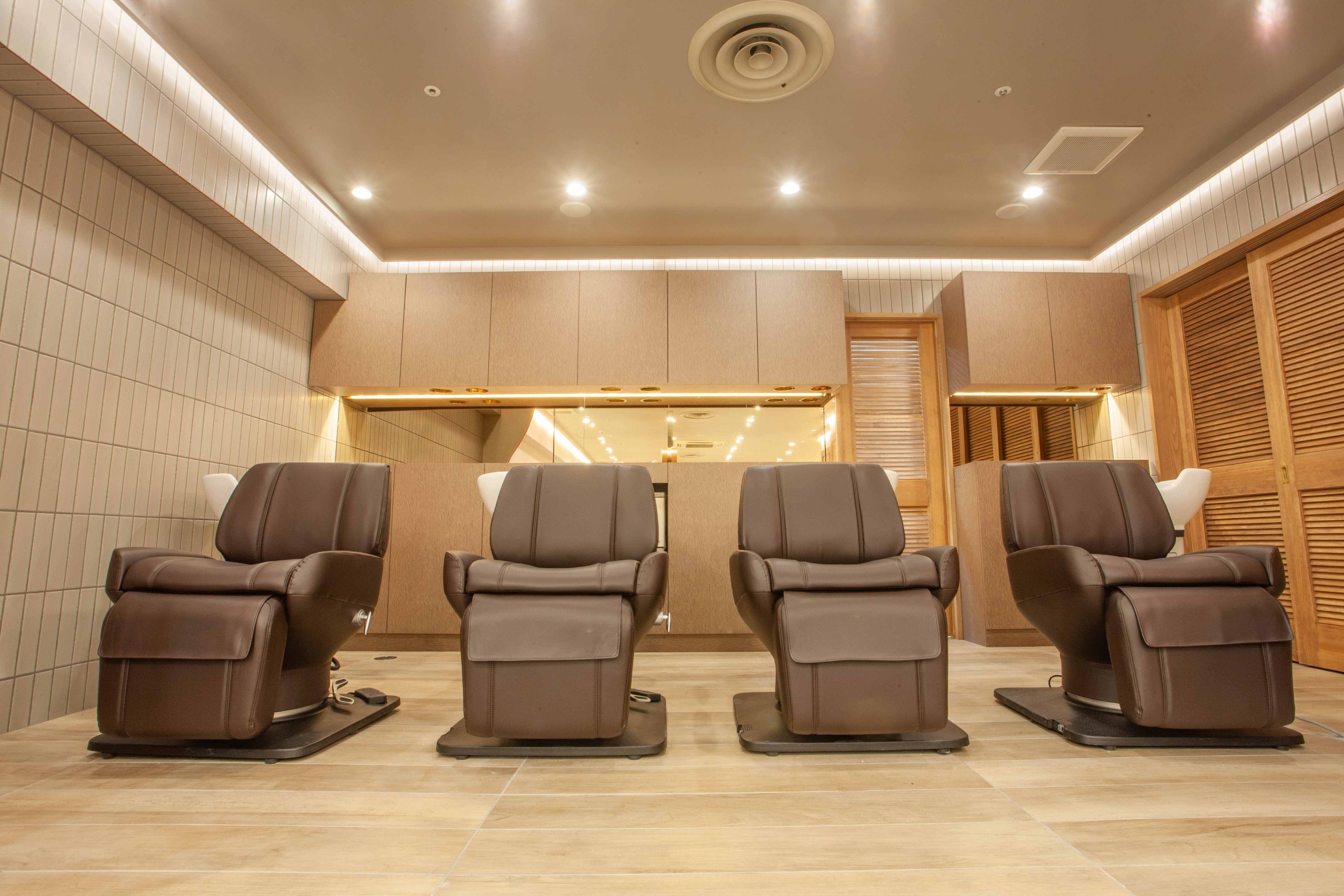 【東梅田】 ≪月8日休み≫≪社会保険完備≫≪早期デビュー≫関西トップクラスの人気ヘアサロン！スタイリストになれば歩合制で高収入が可能です！立地や環境を大切にし、オシャレな内装にこだわりがあります！「Cloe umeda（クロエウメダ）」からアシスタント（美容師）の求人☆★☆