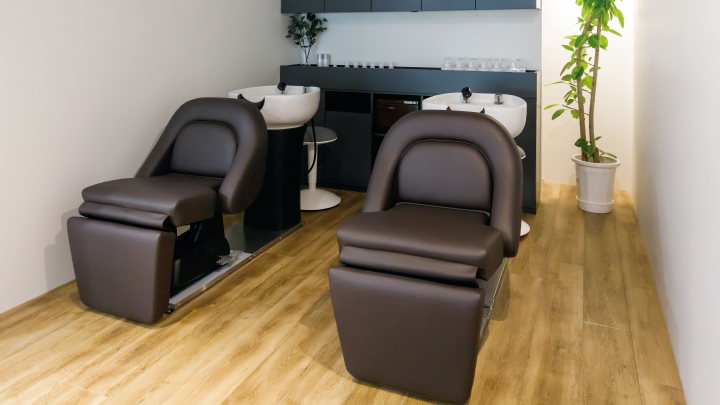 【薬院】≪社会保険完備・入客チャンスあり・無償保育園あり・産休育休制度(実績あり)・ブライダルヘアメイク可能≫レベルの高いカット技術で人気！！福岡で店舗展開しているヘアサロン「fleur by safari（フルールバイサファリ）」からスタイリスト（美容師）の求人★☆