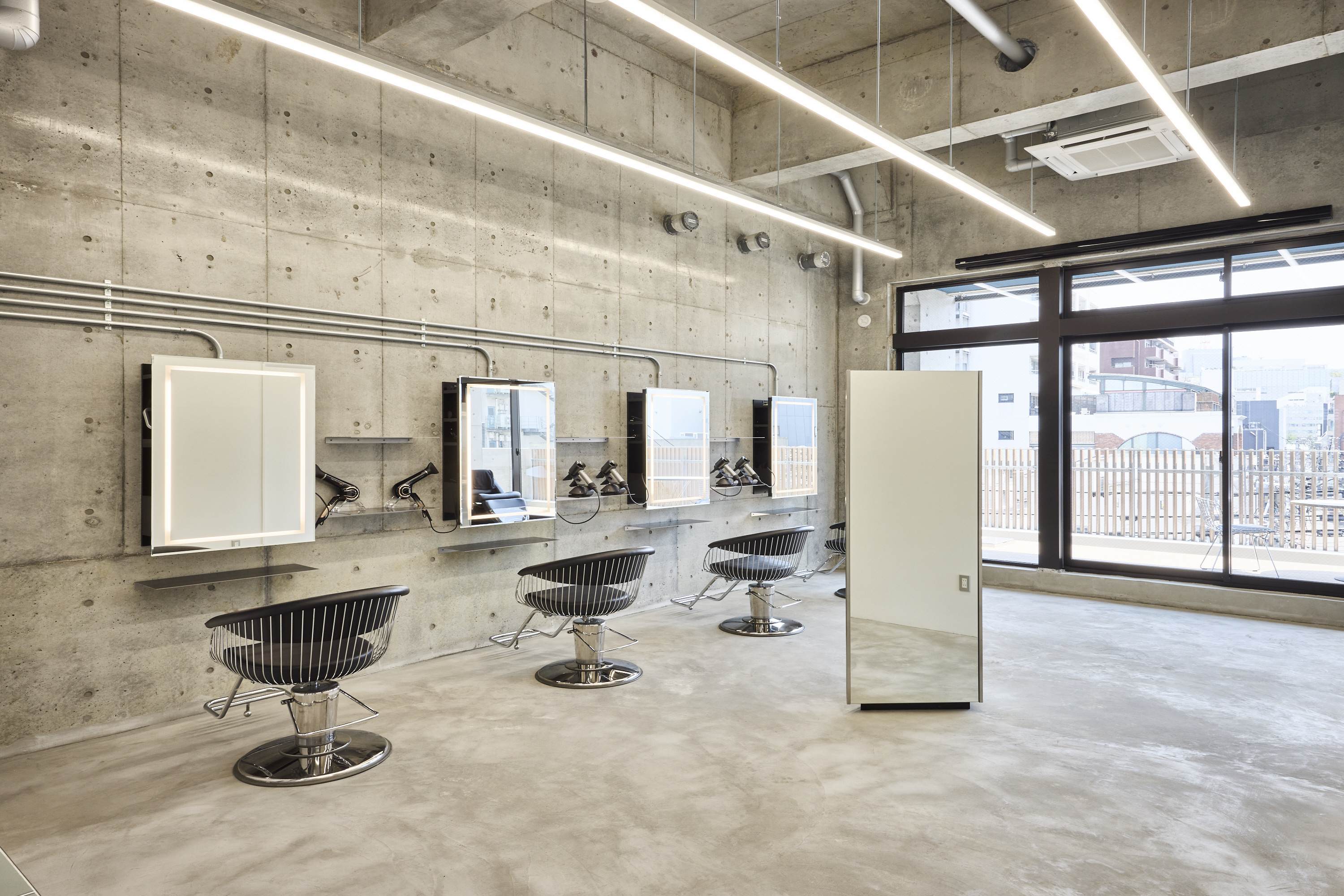 【天神】≪社会保険完備・入客チャンスあり・無償保育園あり・産休育休制度(実績あり)・ブライダルヘアメイク可能≫20代の美容師さん大歓迎！！レベルの高いカット技術で人気！！福岡で店舗展開しているヘアサロン「2025年4月天神エリアでリニューアルオープンの非公開ヘアサロン」からスタイリスト（美容師）の求人★☆