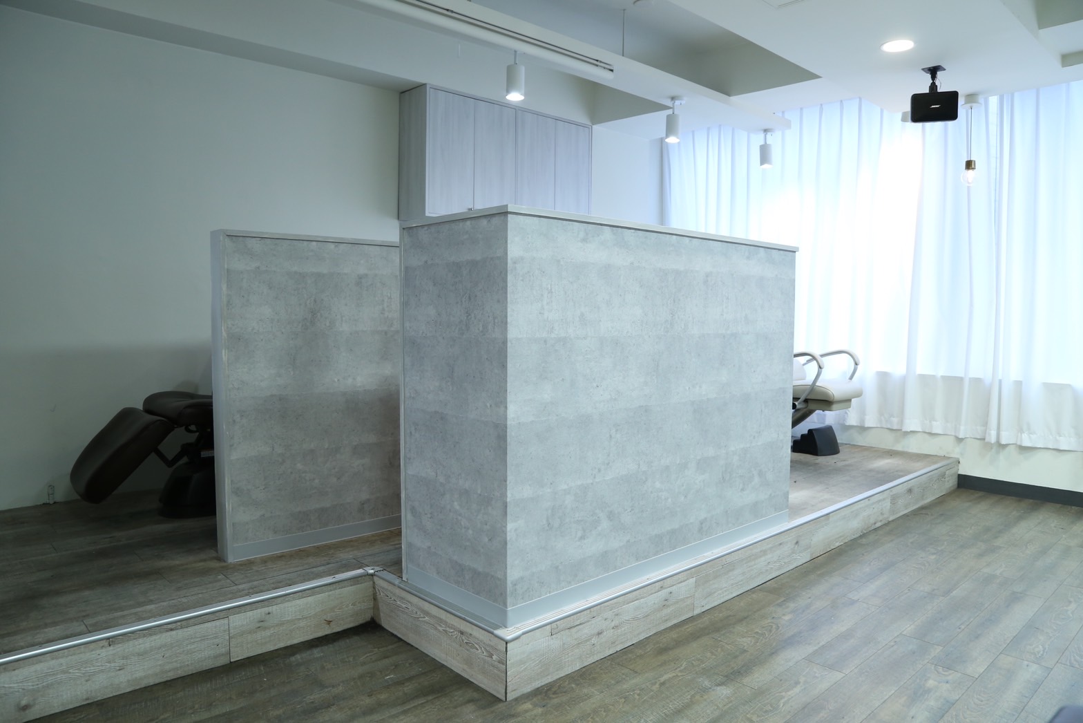 【西梅田】朝レッスンで夜遅くなる心配なし!≪撮影やヘアショーにも参加OK≫≪社会保険完備≫≪年間休日115日≫待遇面バッチリで長く安心して働ける環境!!実績のあるオーナーさんの元で技術を磨ける!!本物志向の女性へ癒しと技術を提供する「KHAIR(ハイル)」からアシスタント(美容師)の求人☆☆