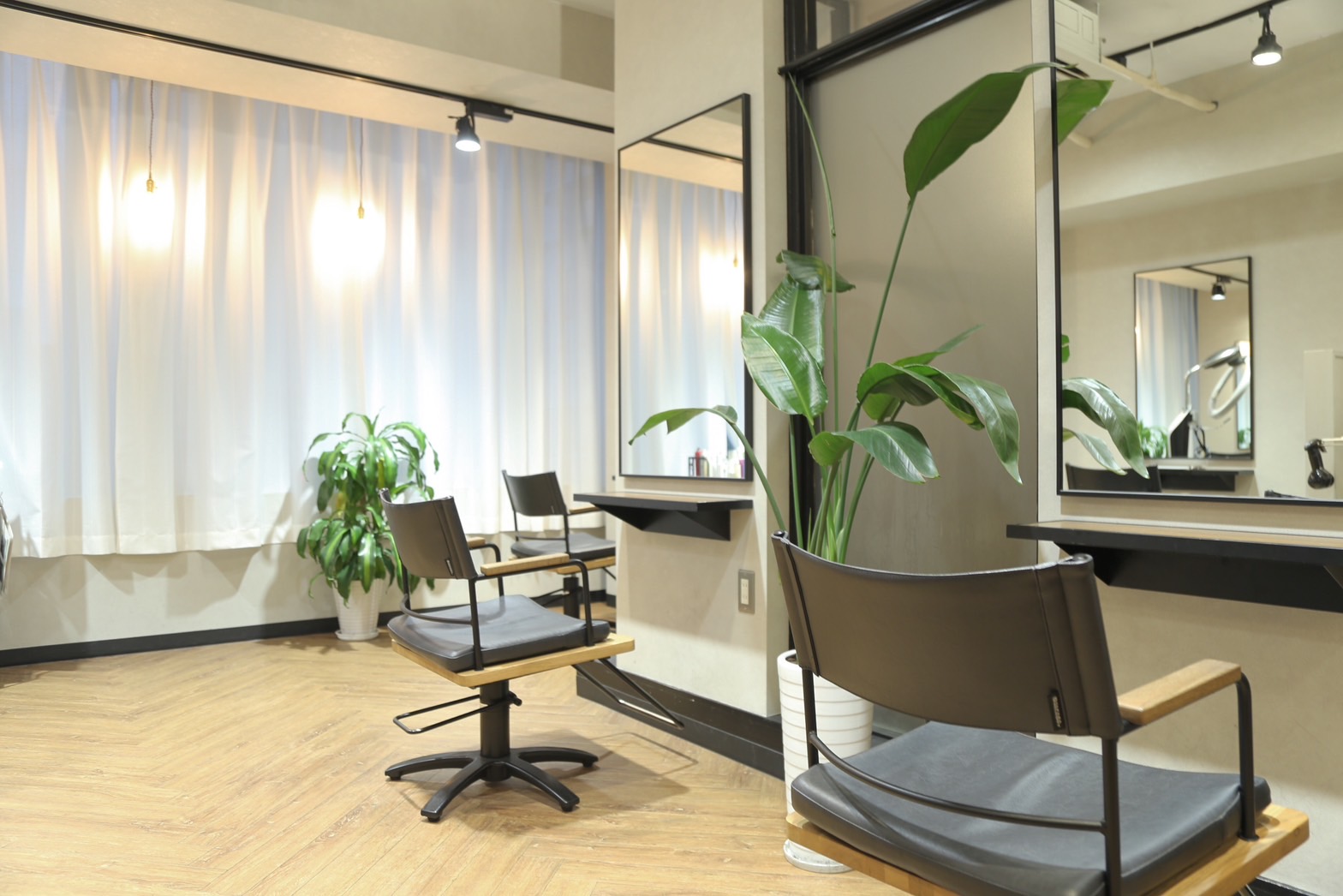 【西梅田】朝レッスンで夜遅くなる心配なし!≪撮影やヘアショーにも参加OK≫≪社会保険完備≫≪年間休日115日≫待遇面バッチリで長く安心して働ける環境!!実績のあるオーナーさんの元で技術を磨ける!!本物志向の女性へ癒しと技術を提供する「KHAIR(ハイル)」からアシスタント(美容師)の求人☆☆