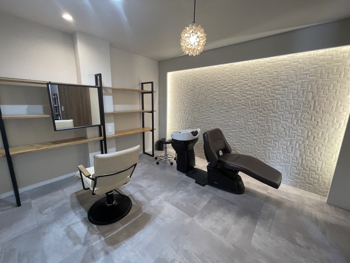 【草津駅】≪月8日休み≫≪土日休みOK≫≪平均退社時間18時頃≫≪社会保険完備≫月給30万円スタート！スパニストとして働きたい人も歓迎！営業時間外のレッスンやミーティングはありません！頭皮や髪質改善に繋がるヘッドスパが人気なサロン！マンツーマンでお客様と関われ、幅広い年齢層のお客様に支持されるサロン！「W ATELIER（ダブリューアトリエ）」からスタイリスト（美容師）の求人☆☆