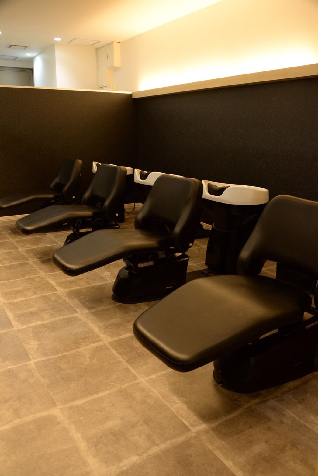 【土山】≪社会保険完備≫≪完全週休2日制≫≪住宅手当あり≫≪デビューまで最短で2年半!!≫長く働ける環境がそろった高待遇が大人気!!地域密着型アットホームサロン「LASSIC HAIR 土山店(ラシックヘアーツチヤマテン)」アシスタント(美容師)の求人★☆