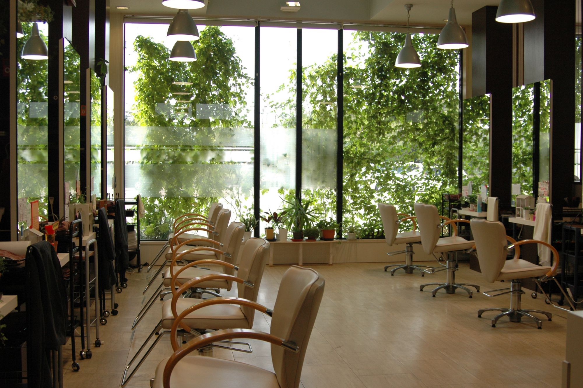 【日本へそ公園】≪社保完備♪≫≪完全週休2日制≫≪家族手当あり≫など、一生働いて行ける環境が◎!!スタッフ同士のチームワーク抜群のアットホームサロン「LASSIC HAIR 西脇店（ラシックヘアーニシワキテン））」からアシスタント（美容師）の求人☆★