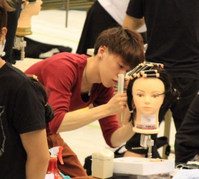 【大正】≪社会保険完備≫≪大入り手当あり≫≪月8日休み≫頑張った分評価される体制！丁寧な接客で地域のお客様から愛されています。元気とノリ重視、スタッフ仲もバッチリ！ボランティア活動などもする地域密着サロン「give 大正（ギブ タイショウ）」から、アシスタント（美容師）の求人☆★☆