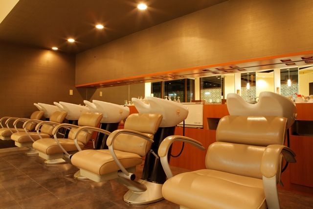 【下松】≪完全週休2日制≫≪社会保険完備≫≪アシスタント月給20万円スタート≫充実の待遇面で長く安心して活躍できる！女性は髪からもっと素敵になるをコンセプトに、確かな技術と癒しを提供する人気ヘアサロン『ROZA seed（ローザ シード）』からアシスタント（美容師）の求人☆☆