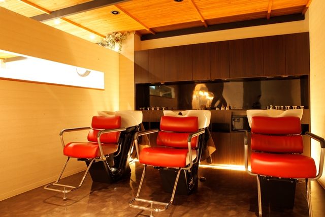 【貝塚駅】≪完全週休2日制≫≪社会保険完備≫≪アシスタント月給20万円スタート≫充実の待遇面で長く安心して活躍できる！女性は髪からもっと素敵になるをコンセプトに、確かな技術と癒しを提供する人気ヘアサロン『ROZA germe（ローザジェルム）』からアシスタント（美容師）の求人☆☆