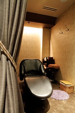 【貝塚駅】≪完全週休2日制≫≪社会保険完備≫≪アシスタント月給20万円スタート≫充実の待遇面で長く安心して活躍できる！女性は髪からもっと素敵になるをコンセプトに、確かな技術と癒しを提供する人気ヘアサロン『ROZA germe（ローザジェルム）』からアシスタント（美容師）の求人☆☆