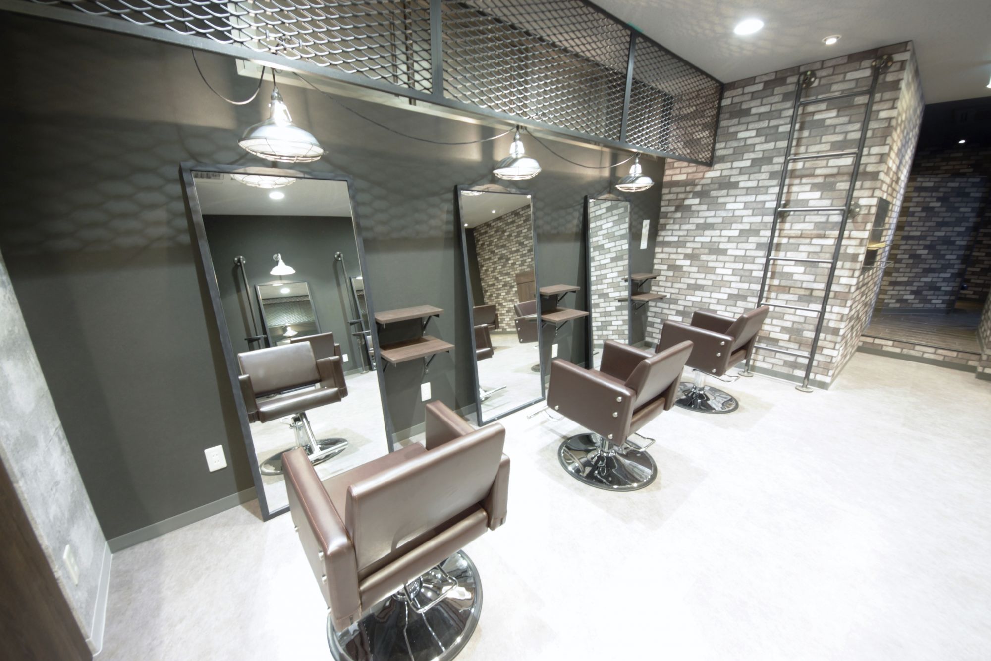 【烏丸】≪月間集客1000人以上≫◆関西No.1の集客実績！！◆高単価でしっかりと稼いでいくことが可能！◎駅近アクセス抜群★完全マンツーマンでお客様と関われる注目のトレンド発信サロン「ELIS（エリス）」から業務委託のスタイリスト（美容師）の求人☆★☆