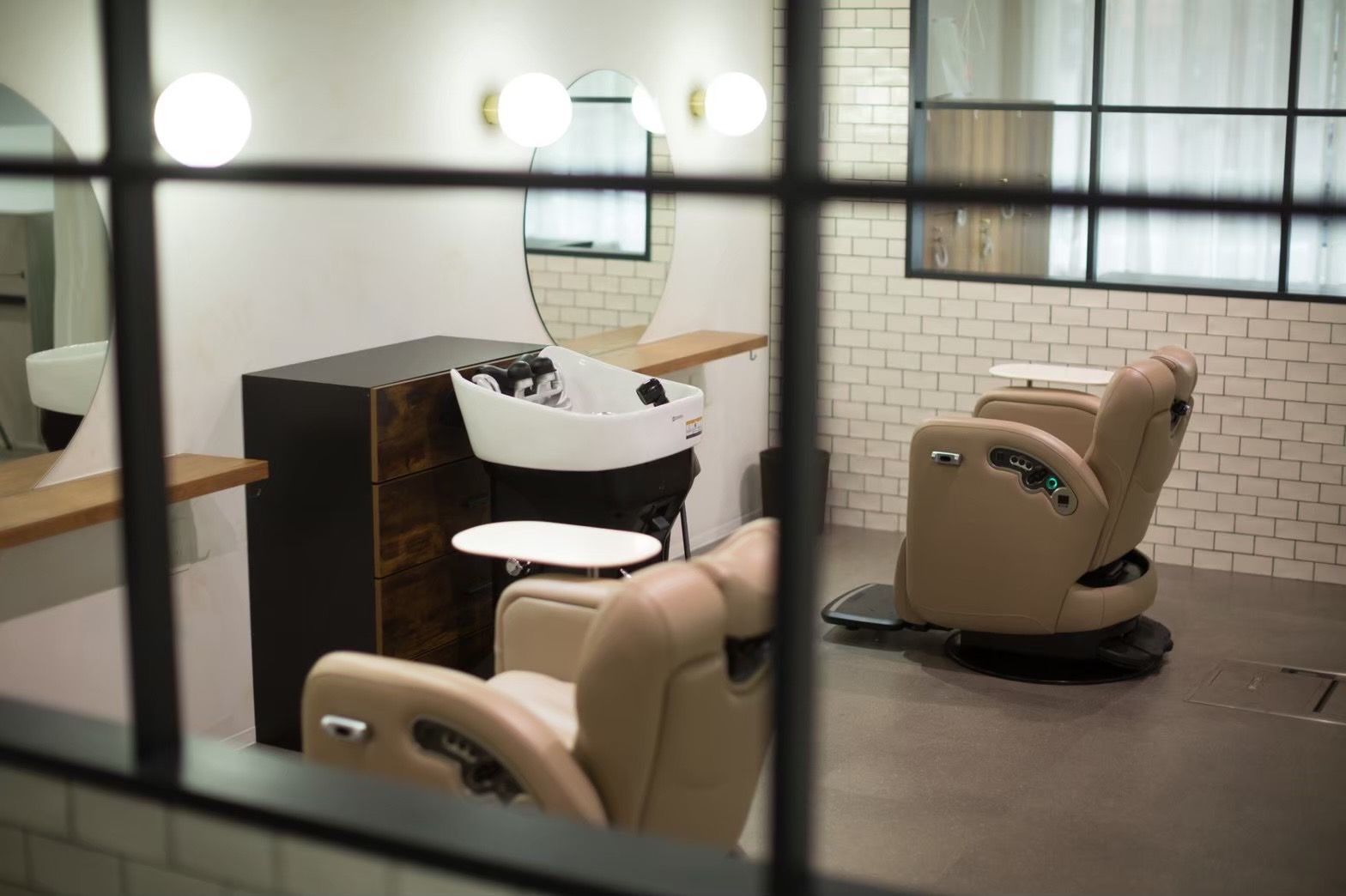 【西院】≪デビューまで最短1年≫≪月8日休み≫≪社会保険完備≫≪20時までに退勤可能≫個人レッスンは朝のみなので、プライベートの時間も作りやすい！美容師と兼任でアイラッシュとネイルもできるサロン！！「QUEEN by noism 西院店（クイーンバイノイズサイインテン）」からアシスタント（美容師）の求人☆★☆