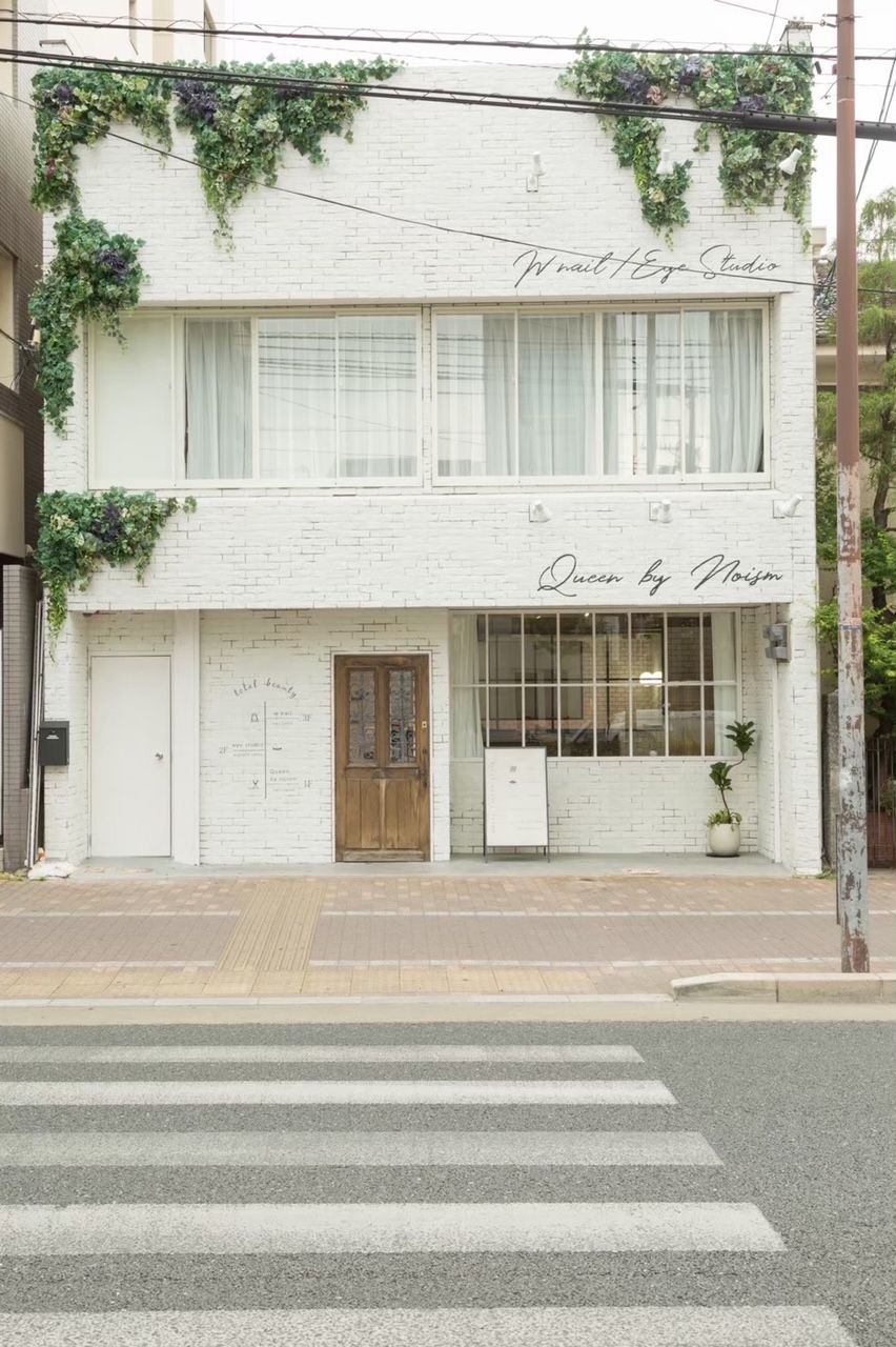 【西院】≪デビューまで最短1年≫≪月8日休み≫≪社会保険完備≫≪20時までに退勤可能≫個人レッスンは朝のみなので、プライベートの時間も作りやすい！美容師と兼任でアイラッシュとネイルもできるサロン！！「QUEEN by noism 西院店（クイーンバイノイズサイインテン）」からアシスタント（美容師）の求人☆★☆