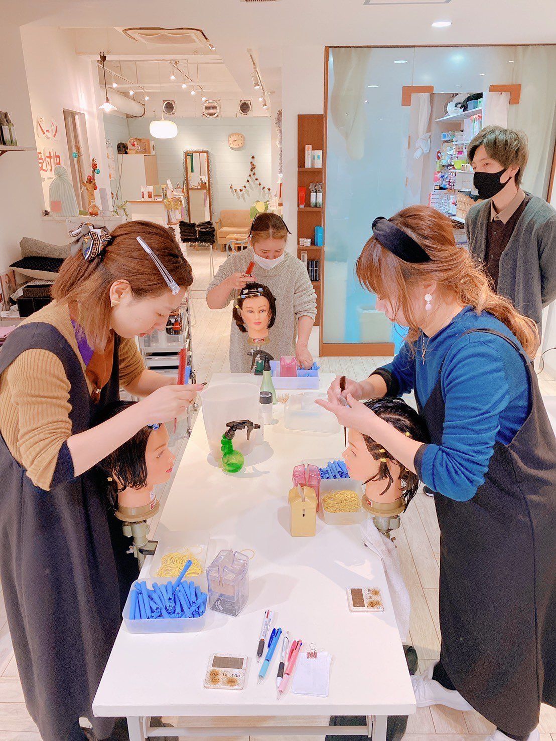 【逆瀬川】≪月8,9日休み≫≪日曜休み月2日あり≫≪社会保険完備≫≪月給23万円スタート≫オーナーさんもスタッフさんも楽しい方ばかりです!!これでもかと言うくらい好条件がイッパイのアットホームサロン「HAIR MAKE POUSSE（ヘアーメイクプウス）」からスタイリスト（美容師）の求人☆★☆