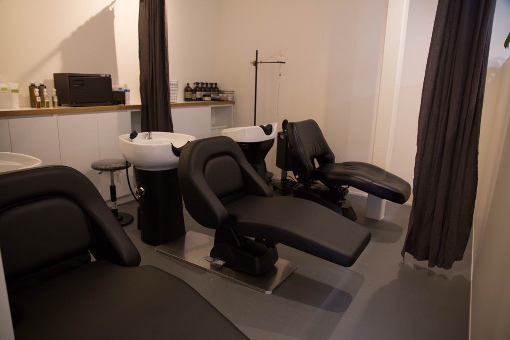 【牧落】≪月給28万円スタート！≫完全週休2日制≫≪日曜休み月1回OK≫≪入客チャンス大≫≪社会保険完備≫19時までには退勤可能でプライベートな時間もしっかり持てます！頑張り次第で月収40万円以上の高収入も!!女性が長く働ける環境のお店です！「unacasa 箕面（ウナカサミノオ）」からスタイリスト（美容師）の求人☆★