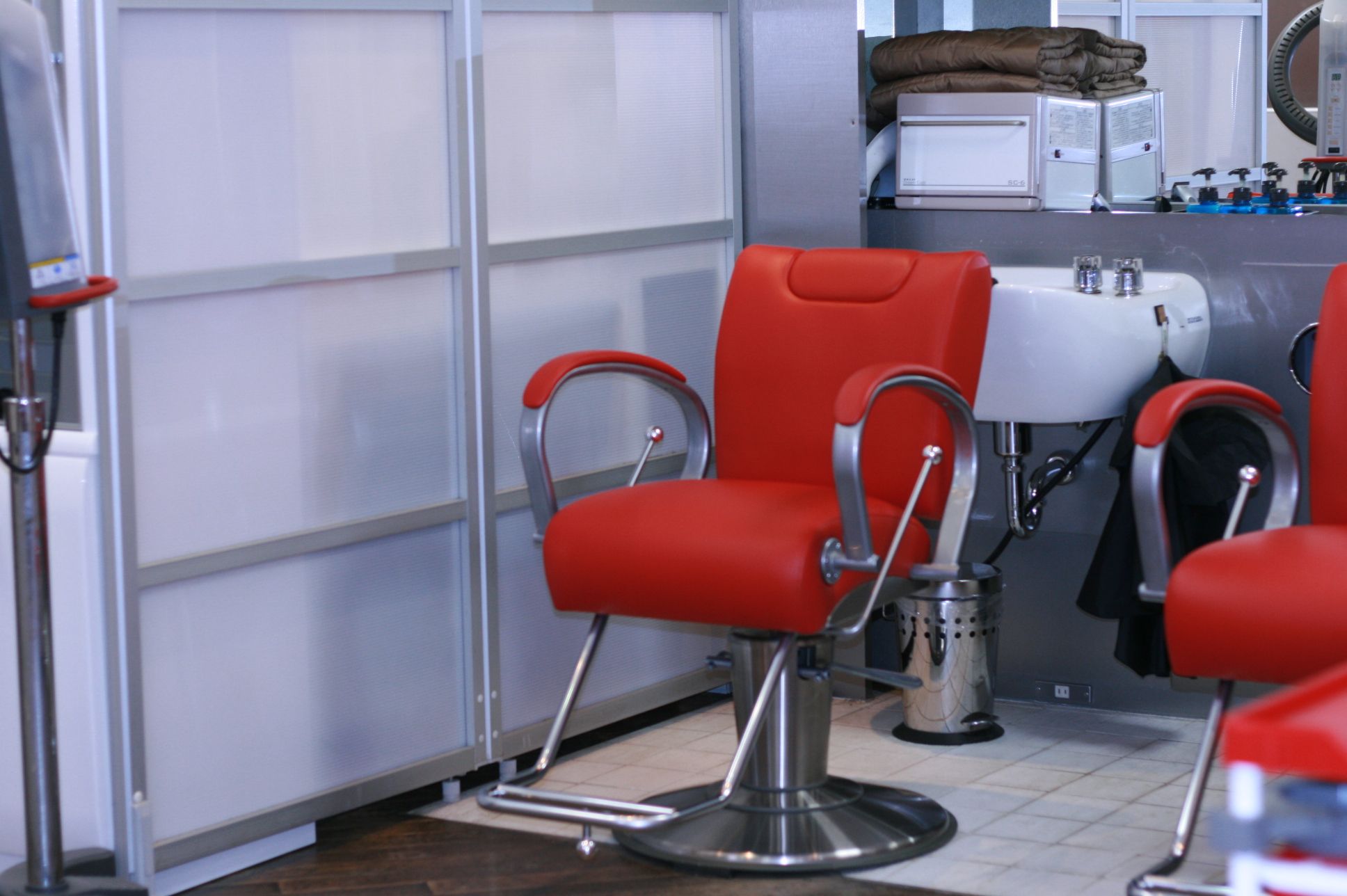 【御池】《日曜休みあり》ヘナカラーに自信あり♪サロンワークメインなのでメリハリつけて働けますよ☆基礎からしっかり技術も学べます！「WAKAKUSA（カットクラブ ワカクサ）」からアシスタント（美容師）の求人☆★