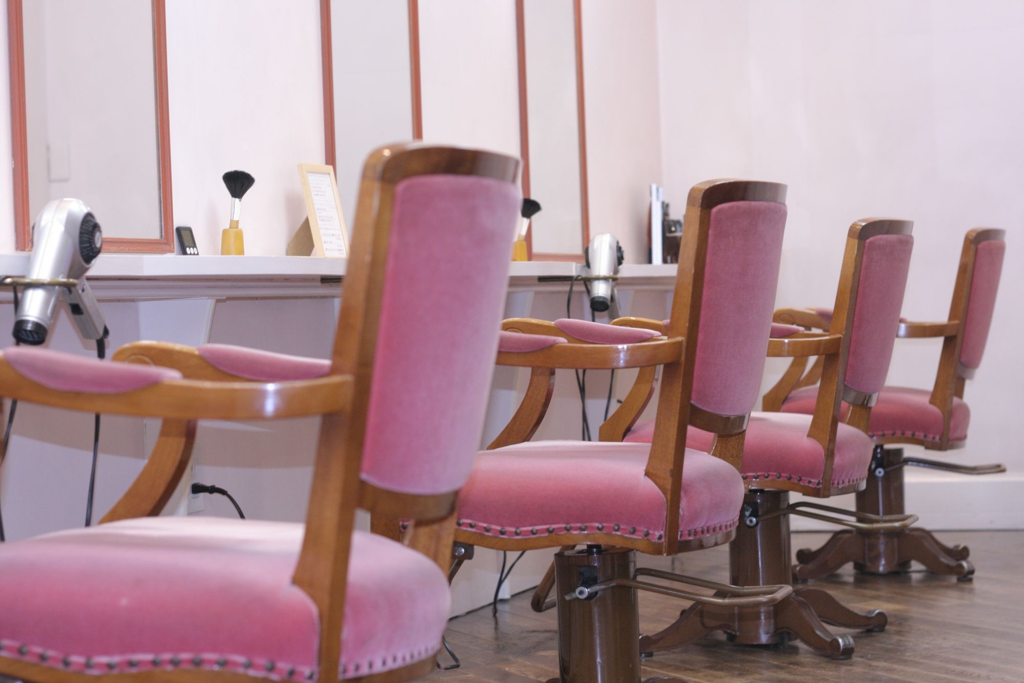 【御池】《日曜休みあり》ヘナカラーに自信あり♪サロンワークメインなのでメリハリつけて働けますよ☆基礎からしっかり技術も学べます！「WAKAKUSA（カットクラブ ワカクサ）」からアシスタント（美容師）の求人☆★