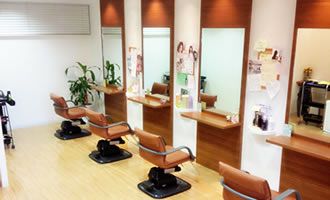 【三苫】≪第3日曜日お休み≫≪退勤時間早め≫先輩スタッフさんとしっかり関わりレッスンを受ける事ができます♪一人一人のペースに合わせて技術を学んでいくヘアサロン「HairStudioMAMAN（ヘアースタジオママン）」からアシスタント（美容師）の求人☆★