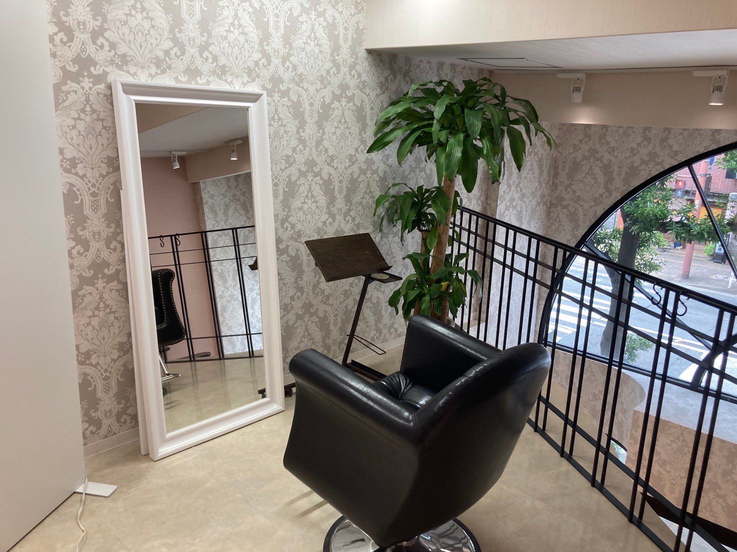 【室見駅】≪月給23万円スタート・完全週休二日制・社会保険完備・保育園提携あり≫時短勤務や業務委託勤務もOK！！産休育休など福利厚生が充実しており長くお仕事できる環境はバッチリのヘアサロン「LINDA 室見店（リンダムロミテン）」からスタイリスト（美容師）の求人☆★☆