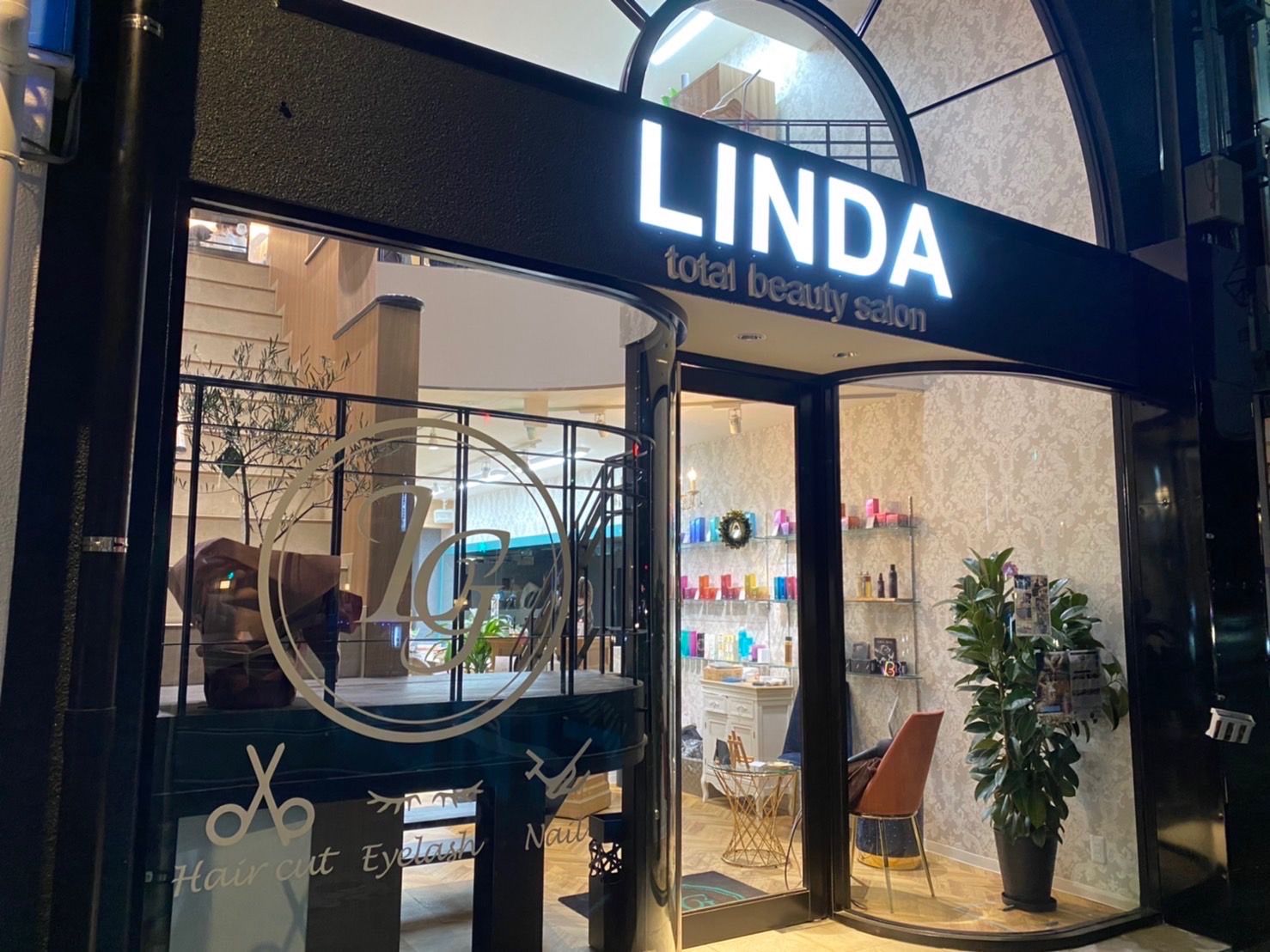 【室見駅】≪月給23万円スタート・完全週休二日制・社会保険完備・保育園提携あり≫時短勤務や業務委託勤務もOK！！産休育休など福利厚生が充実しており長くお仕事できる環境はバッチリのヘアサロン「LINDA 室見店（リンダムロミテン）」からスタイリスト（美容師）の求人☆★☆