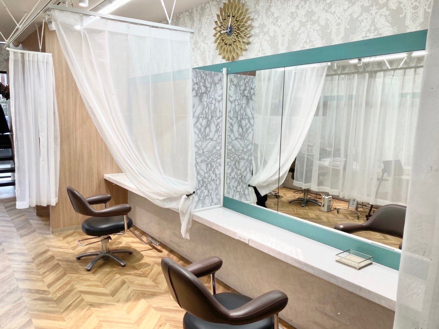 【室見駅】≪月給23万円スタート・完全週休二日制・社会保険完備・保育園提携あり≫時短勤務や業務委託勤務もOK！！産休育休など福利厚生が充実しており長くお仕事できる環境はバッチリのヘアサロン「LINDA 室見店（リンダムロミテン）」からスタイリスト（美容師）の求人☆★☆