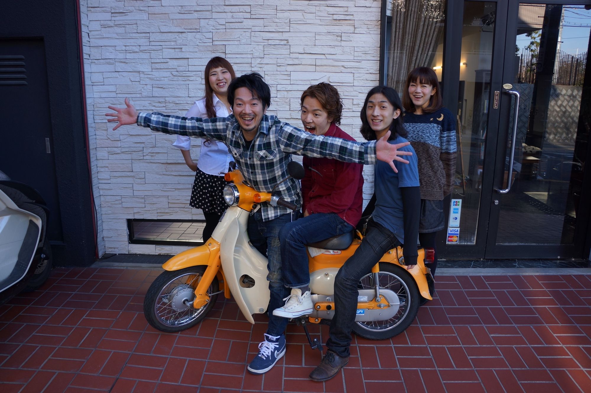 【緑地公園】≪平均19時に退店!!≫≪お誕生日休暇あり♪≫デビューまで高い技術を学びながらしっかりとサポート♪遅くまで残る事もないのでプライベートも充実出来ちゃいます!!アットホームサロン“addiction 1138(アディクション1138)”からアシスタント(美容師)の求人★☆