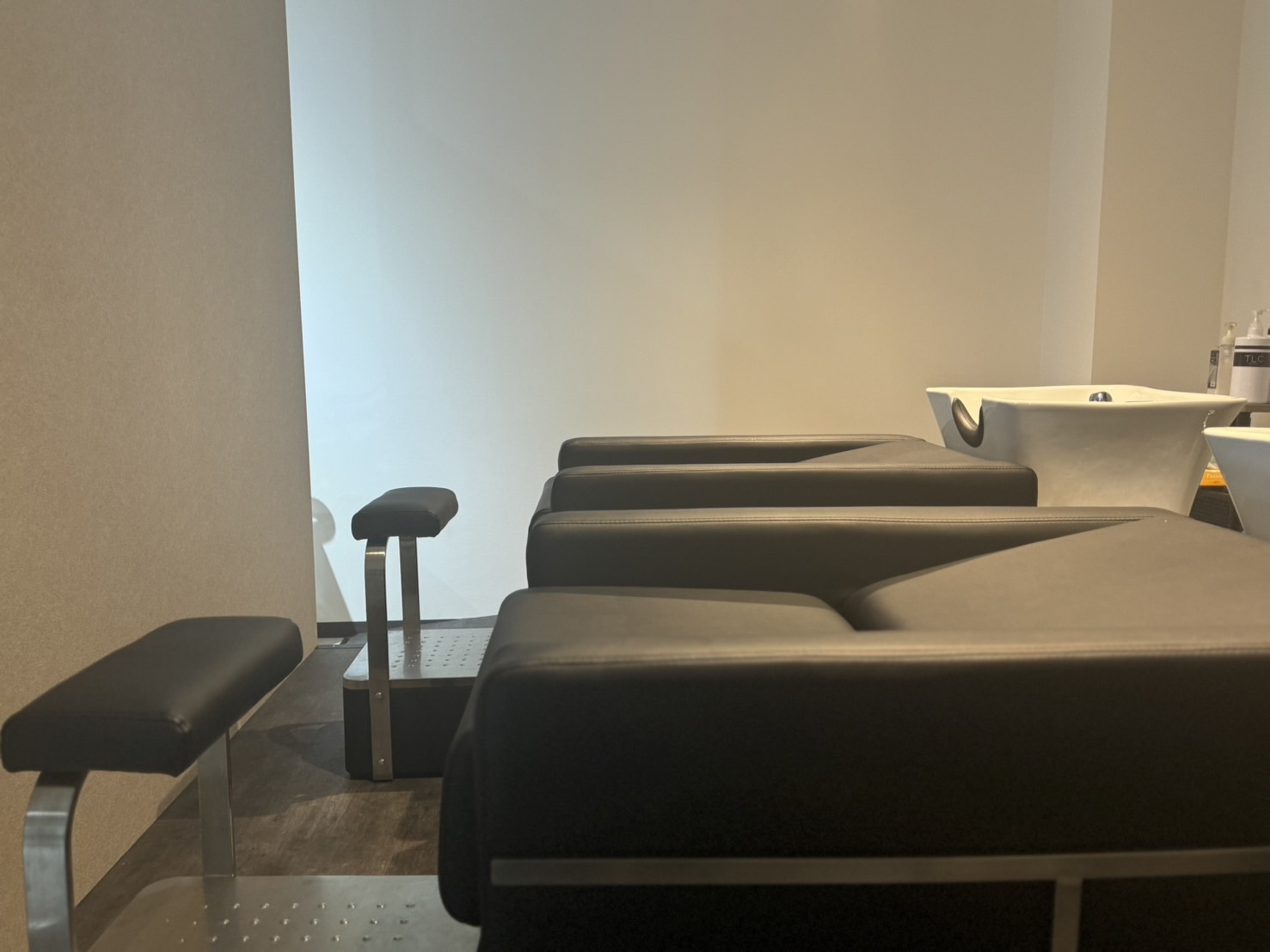 【富田林駅】2025年2月NEW OPEN！≪自由出勤制≫≪土日休みOK≫≪時短勤務OK≫夕方までの勤務や土日の休みなどライフスタイルに合わせての勤務が可能です！「2025年2月、富田林駅前にNEW OPENする委託サロン」からスタイリスト（美容師）の求人☆★☆