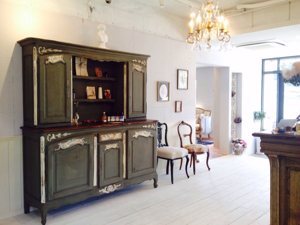 【学園前】パートスタッフ募集中！アンティーク調のオシャレな空間で、経験を活かして活躍しませんか？住宅街にある隠れ家サロン「Ricol...cadeau（リコルカドゥー）」からアシスタント（美容師）の求人☆☆