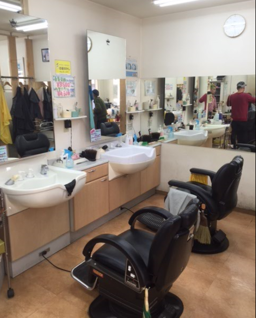 【花園町】≪技術者月給30万円〜≫技術次第で随時昇給！和気あいあいと楽しく働いています！地域密着のアットホームサロン「KING（キング）」から理容師（理容室）の求人★☆★