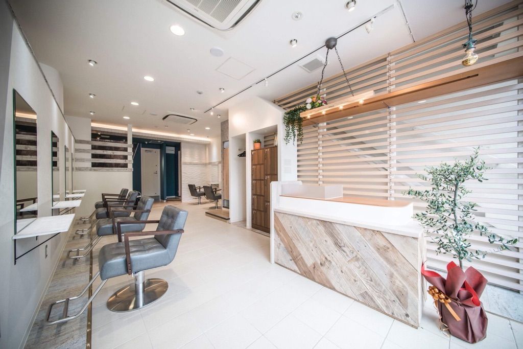 【六本松】≪社会保険完備・早期スタイリストデビュー可能・カラーが強い≫人気のエリアでスタッフ大募集!!経験豊富なスタイリストさんが多く在籍しているので幅広い技術が学べます!!頑張り次第で1〜3年でスタイリストデビューを目指せるヘアサロン「GiseL 六本松店(ジゼルロッポンマツテン)」からアシスタント(美容師)の求人☆★