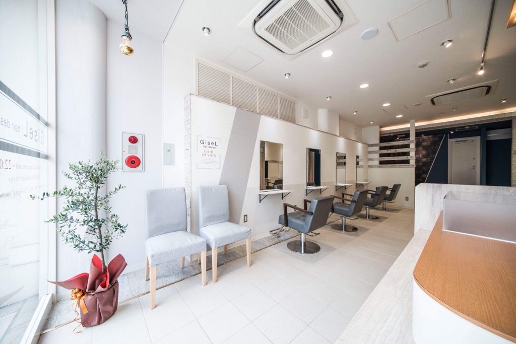 【六本松】≪社会保険完備・早期スタイリストデビュー可能・カラーが強い≫人気のエリアでスタッフ大募集!!経験豊富なスタイリストさんが多く在籍しているので幅広い技術が学べます!!頑張り次第で1〜3年でスタイリストデビューを目指せるヘアサロン「GiseL 六本松店(ジゼルロッポンマツテン)」からアシスタント(美容師)の求人☆★