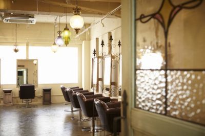 【梅田】歩合制でも嬉しい最低保証給制度有り◆委託サロンが初めての方でも安心して働けます！「terrace code 梅田（テラスコードウメダ）」からスタイリスト（美容師）の求人☆★