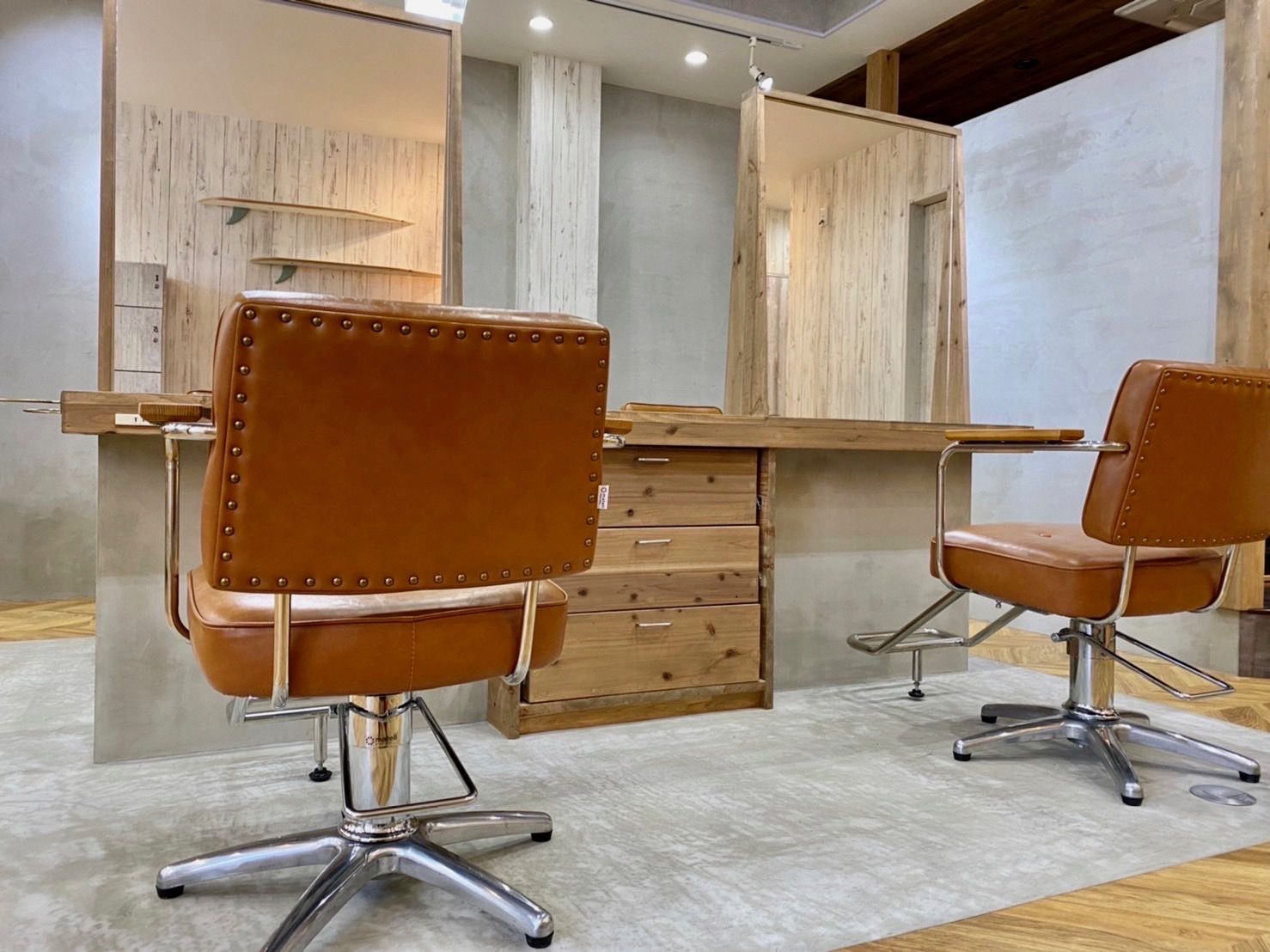 【烏丸】≪月給23万円≫≪入客チャンスあり！≫≪土日の休み相談可能≫≪早番、遅番制度あり≫最新のトレンドを学び、お客様へ発信♪撮影のスキルアップも可能！！「Saffy hair resort（サフィーヘアリゾート）」からスタイリスト（美容師）の求人☆☆