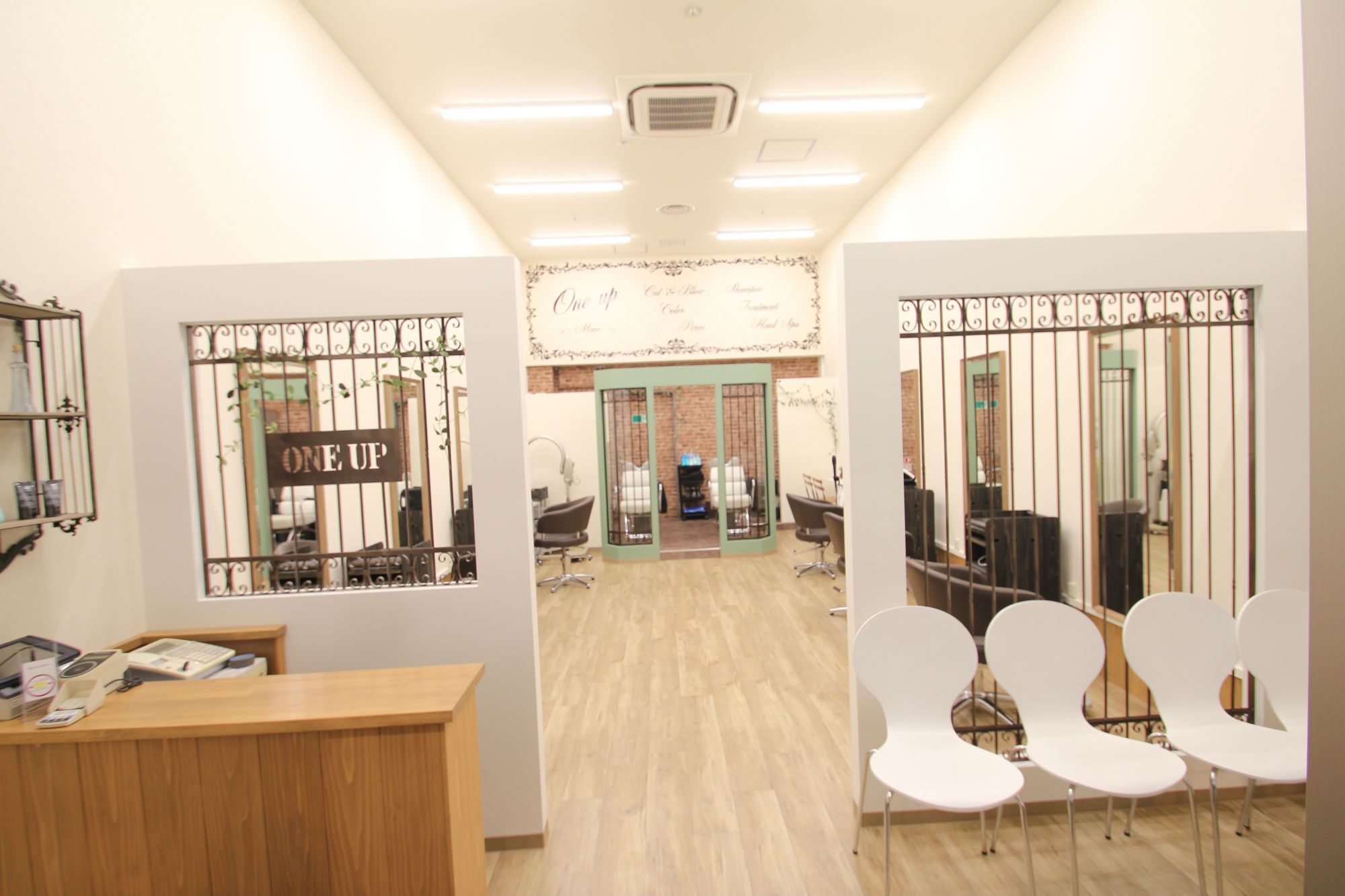 【瀬田】≪休日選択制≫≪賞与あり≫≪社会保険完備≫休日数や退社時間など、プライベートも大切にしていける環境です！リーズナブルな価格で、幅広い年齢層のお客様に愛される「ONE UP イオンモール草津店（ワンナップイオンモールクサツテン）」からスタイリスト（美容師）の求人☆★