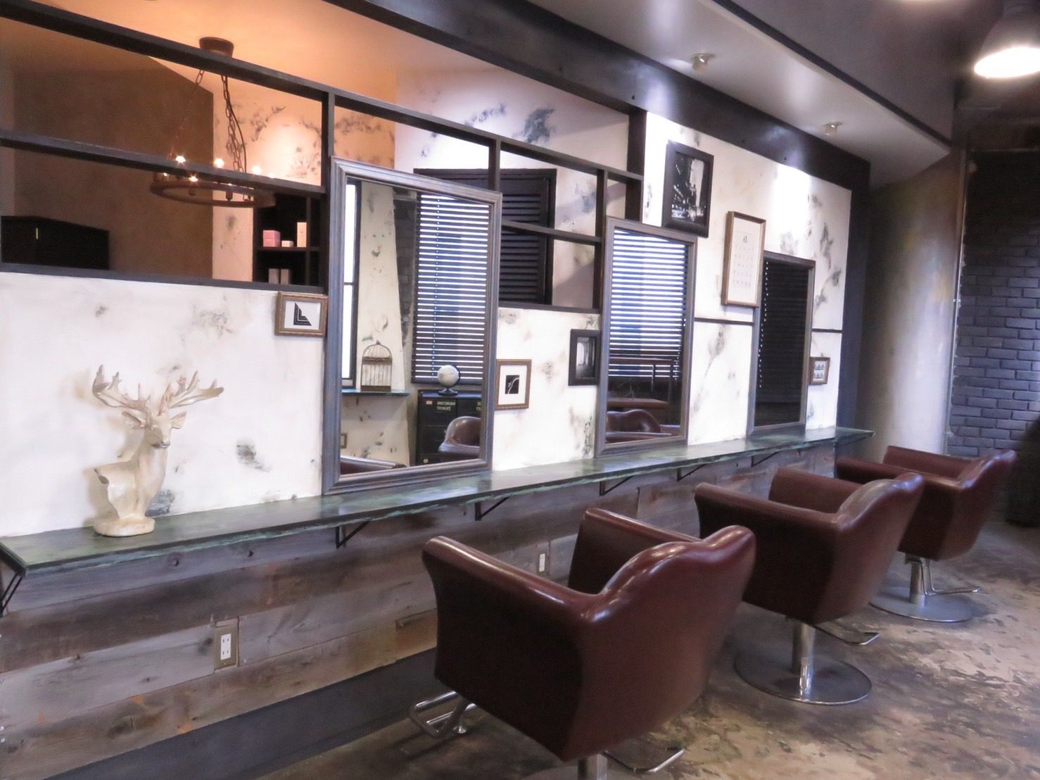 【博多】■スタッフ急募/最低保障給30万円あり■正社員or業務委託の選択可能!!入客チャンス抜群!!お客様が多くお断りの状況です!!若い世代のお客様から大人女性までトレンドに合ったスタイルを創ります!!業務委託はフリー・新規50%還元とシェアサロン並み!!人気のヘアサロン「LIRUA 博多(リルアハカタ)」からスタイリスト(美容師)の求人☆★☆