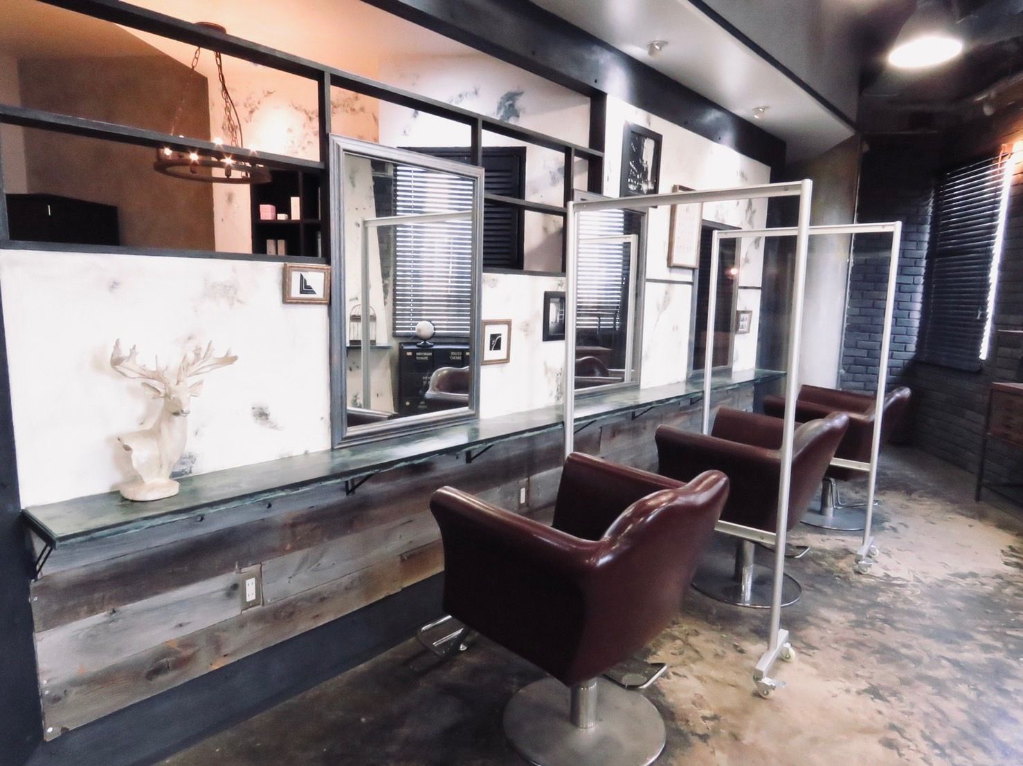 【博多】■スタッフ急募/最低保障給30万円あり■正社員or業務委託の選択可能!!入客チャンス抜群!!お客様が多くお断りの状況です!!若い世代のお客様から大人女性までトレンドに合ったスタイルを創ります!!業務委託はフリー・新規50%還元とシェアサロン並み!!人気のヘアサロン「LIRUA 博多(リルアハカタ)」からスタイリスト(美容師)の求人☆★☆